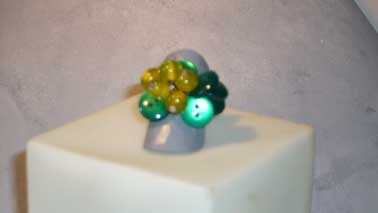 bague boutons verts breloques