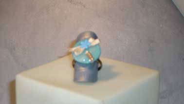 bague bouton bleu ciel et ruban