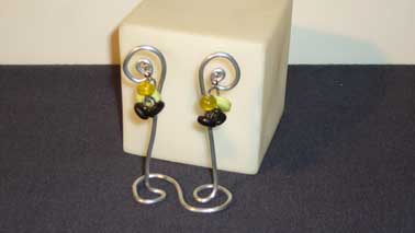 boucles d`oreilles boutons verts et noirs