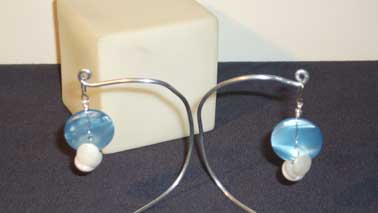 boucles d`oreilles boutons bleus et blancs