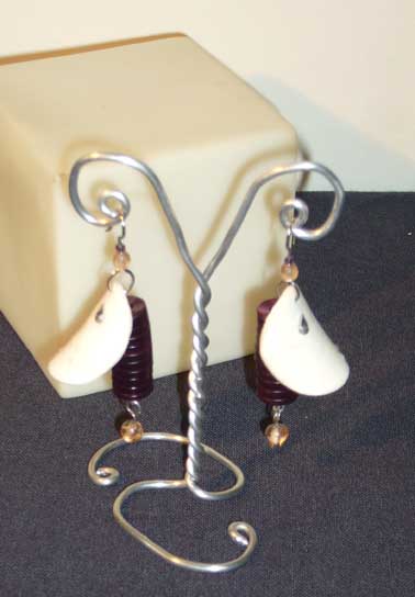 boucles d`oreilles blanches et boutons violets