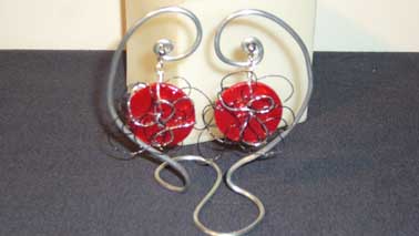 boucles d`oreilles boutons rouges et fils déco