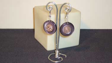 boucles d`oreilles boutons violets