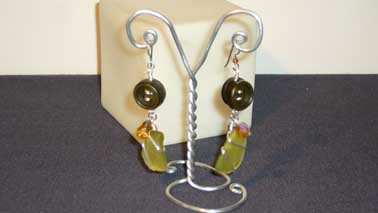 boucles d`oreilles boutons verts et verre polis