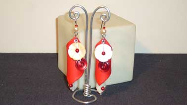 boucles d`oreilles rouges et boutons nacre