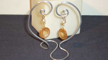 boucles d`oreilles boutons marrons