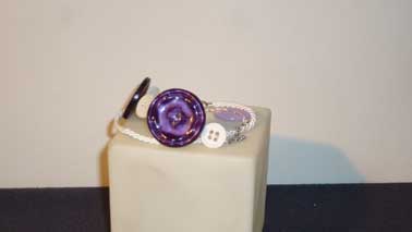 bracelet boutons violets