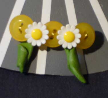 broche boutons marguerites et feuilles