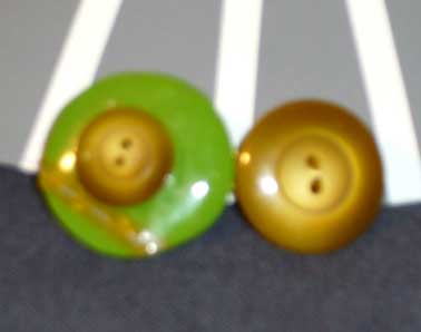 broche boutons verts