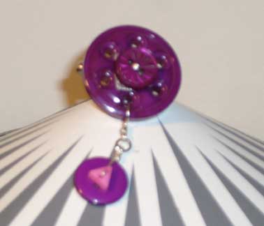 broche boutons violets