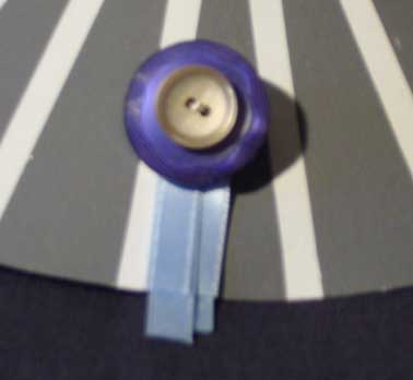 broche bouton bleu et ruban