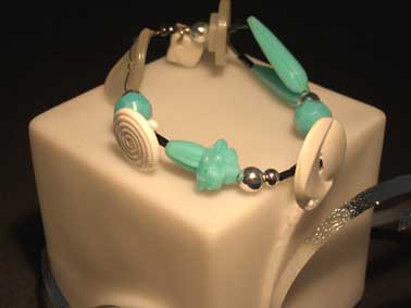 bracelet boutons blancs, perles turquoises et noires