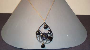 pendentif boutons noirs