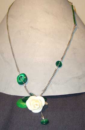 collier boutons verts et rose blanche