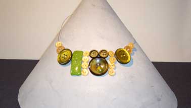 collier boutons verts