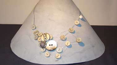 collier boutons gris