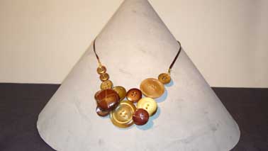 collier boutons marrons et cuir