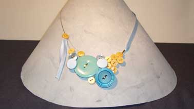 collier boutons bleus et beiges et ruban